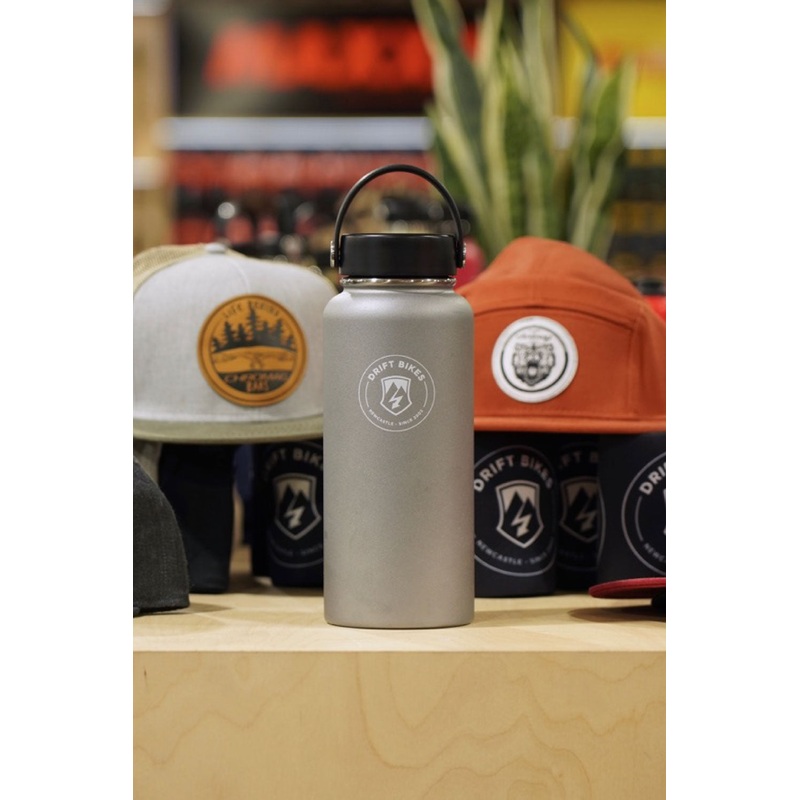 Hydro Flask X Drift Bikes 32oz (946ml) WIDE Drink Bottle 2.0 Graphite